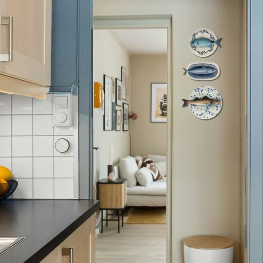 Makreel/Tombarello op ovaal blauw bord met lichte rand, 26x25cm