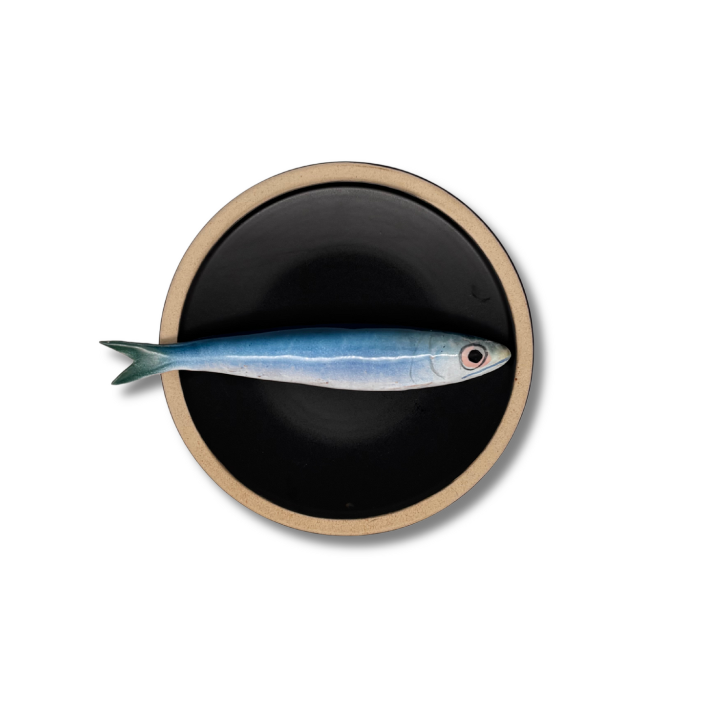 Sardine op zwart bordje met lichte rand, 15 cm rond