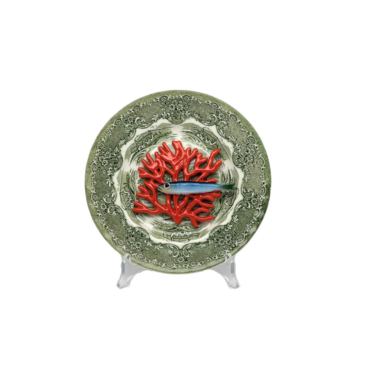 Koraal mini met sardientje op vintage groen bord, 20 cm rond