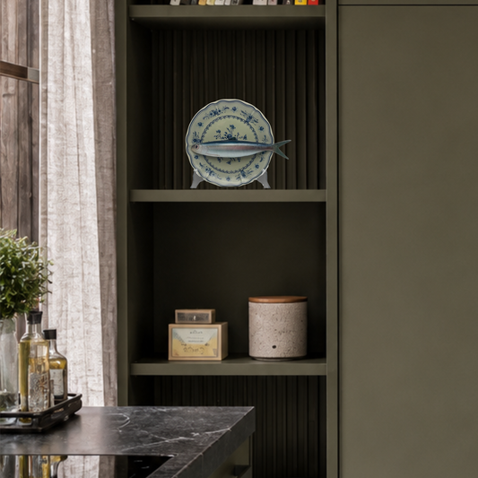 Alaccia/Haring op olijfgroen bord met blauwe decoratie 21 cm