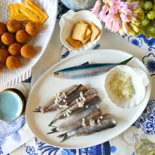 Haring/Alaccia Borrelbord met schelp dipschaaltje - Ovaal wit serveerbord 38x27cm