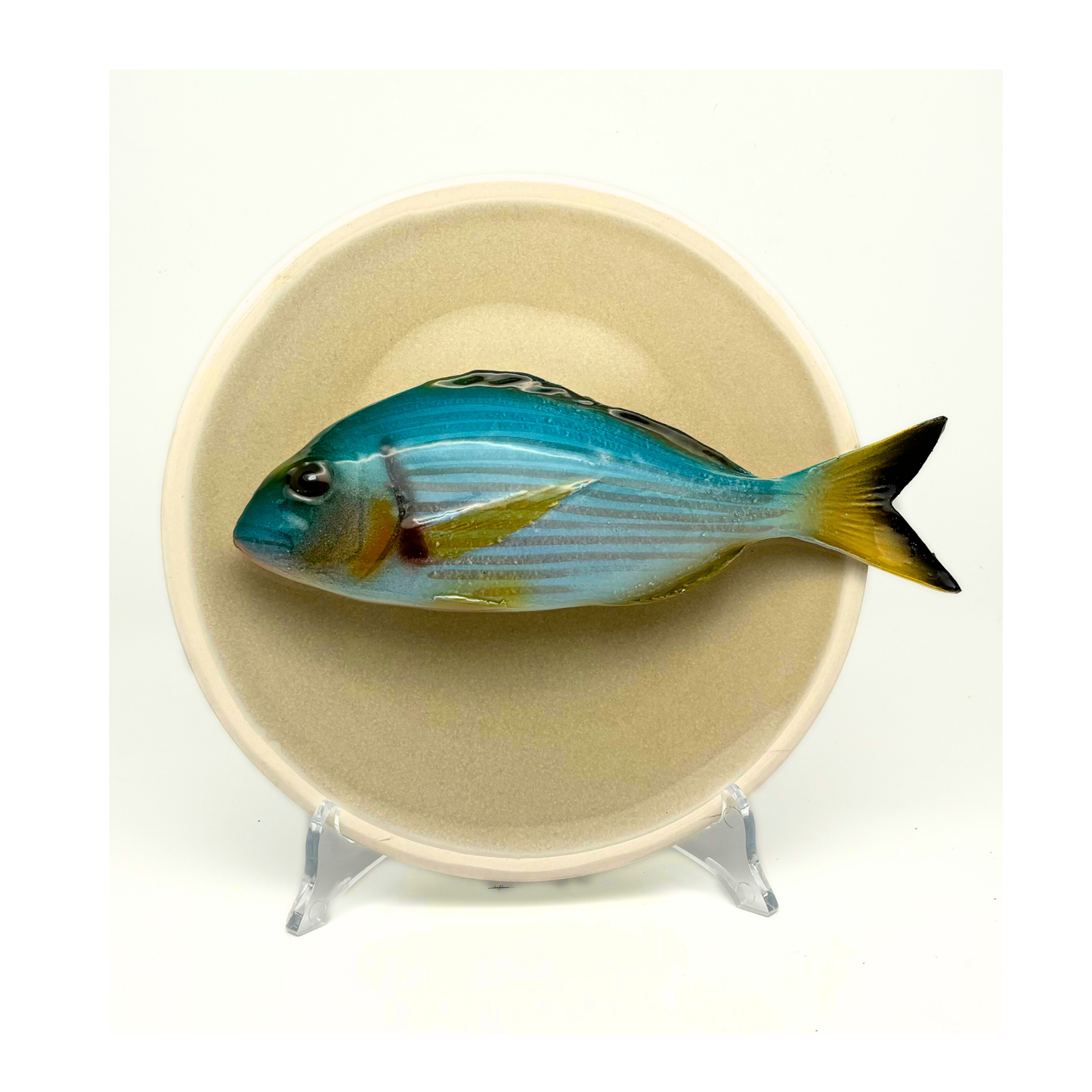 Orata medio op een zandkleur bord, 20cm rond