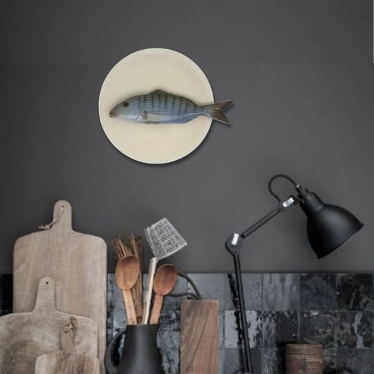 Marmora op een beige bord met lichte rand, 21 cm