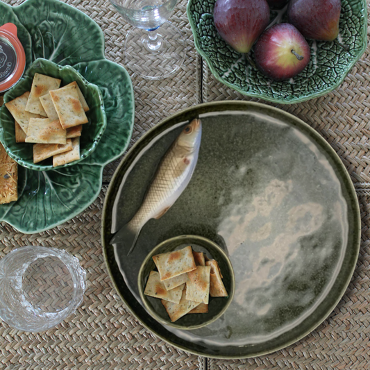 Borrelbord met Spigola in donker groen incl. dipbakje 27cm rond