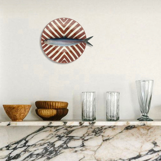 Alaccia/Haring op een roestbruin strepen bord, 22cm rond