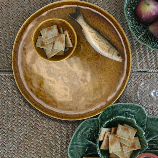 Borrelbord met Spigola in bruin/goud incl. dipbakje 27cm rond