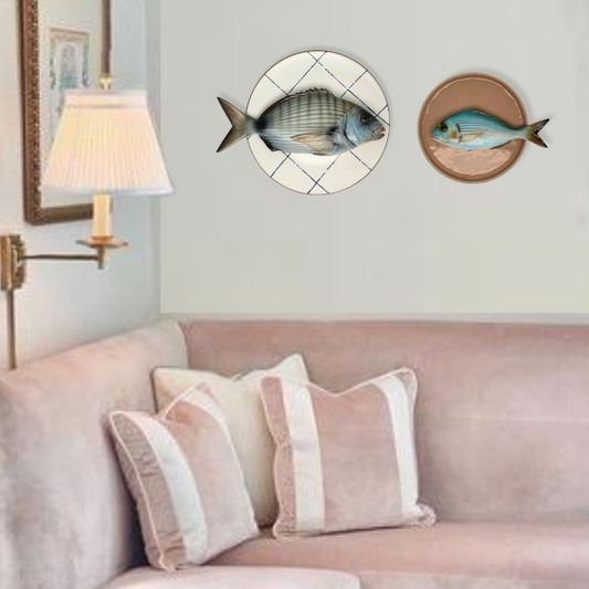 Sarago Grande op wit bord met blauwe ruit, 28cm rond.