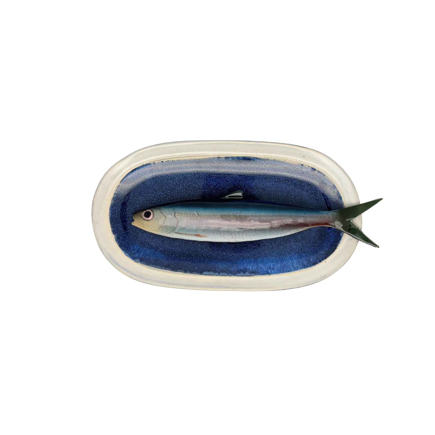 Alaccia/Haring op ovaal blauw bord met lichte rand, 26x25cm