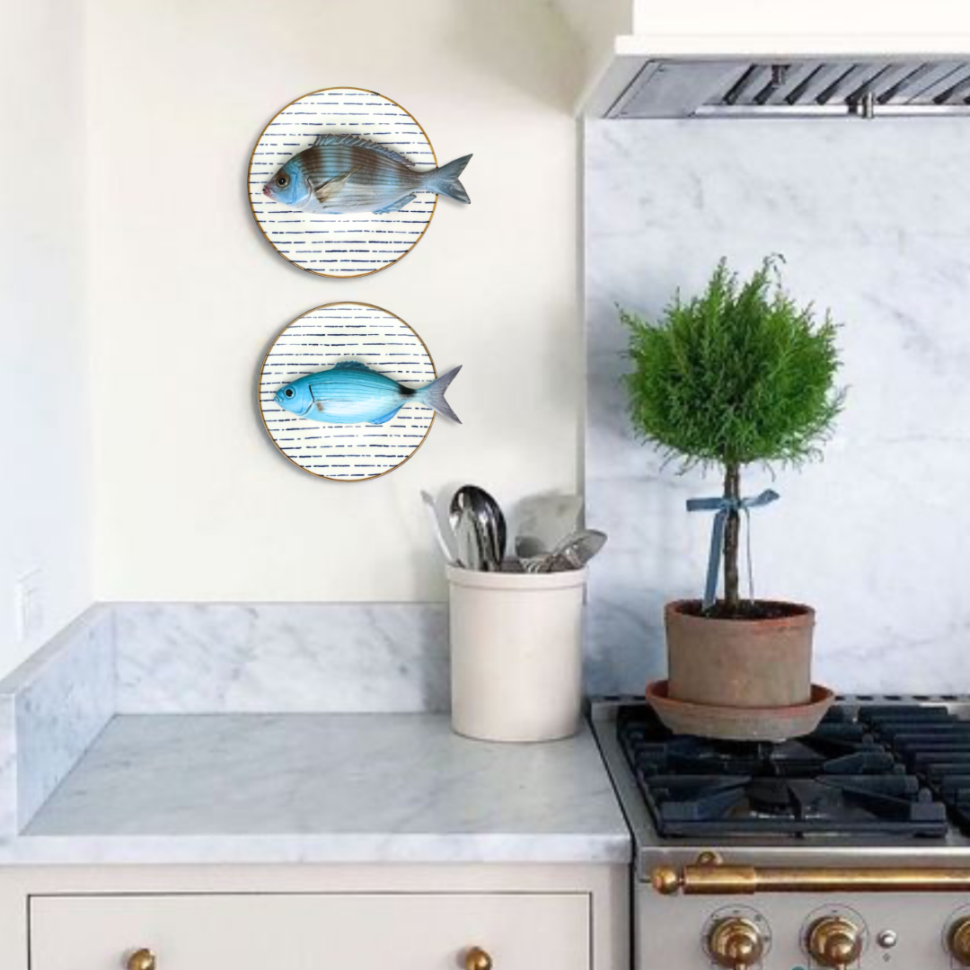 Tanuta op blauw gestreept bord, 22cm rond