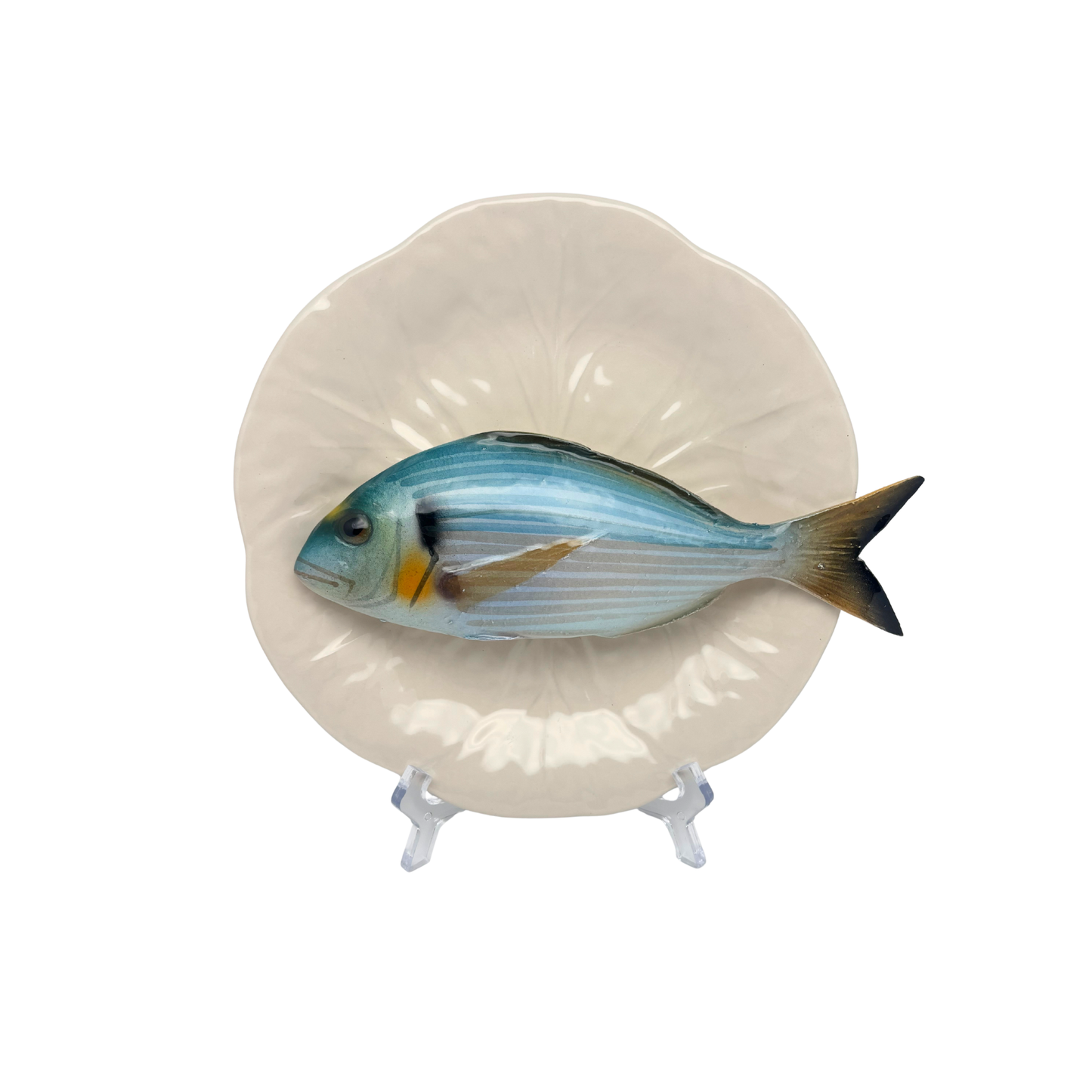 Orata op een crème/wit bladvormig bord, 21cm