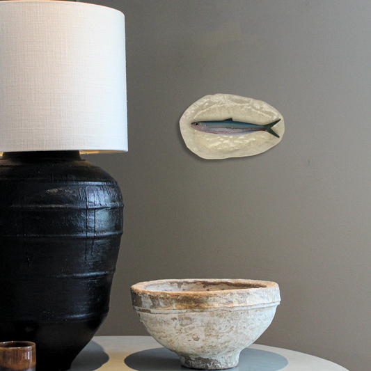 Alaccia op rustiek, organisch gevormd zandbeige bord, 27.5X17cm