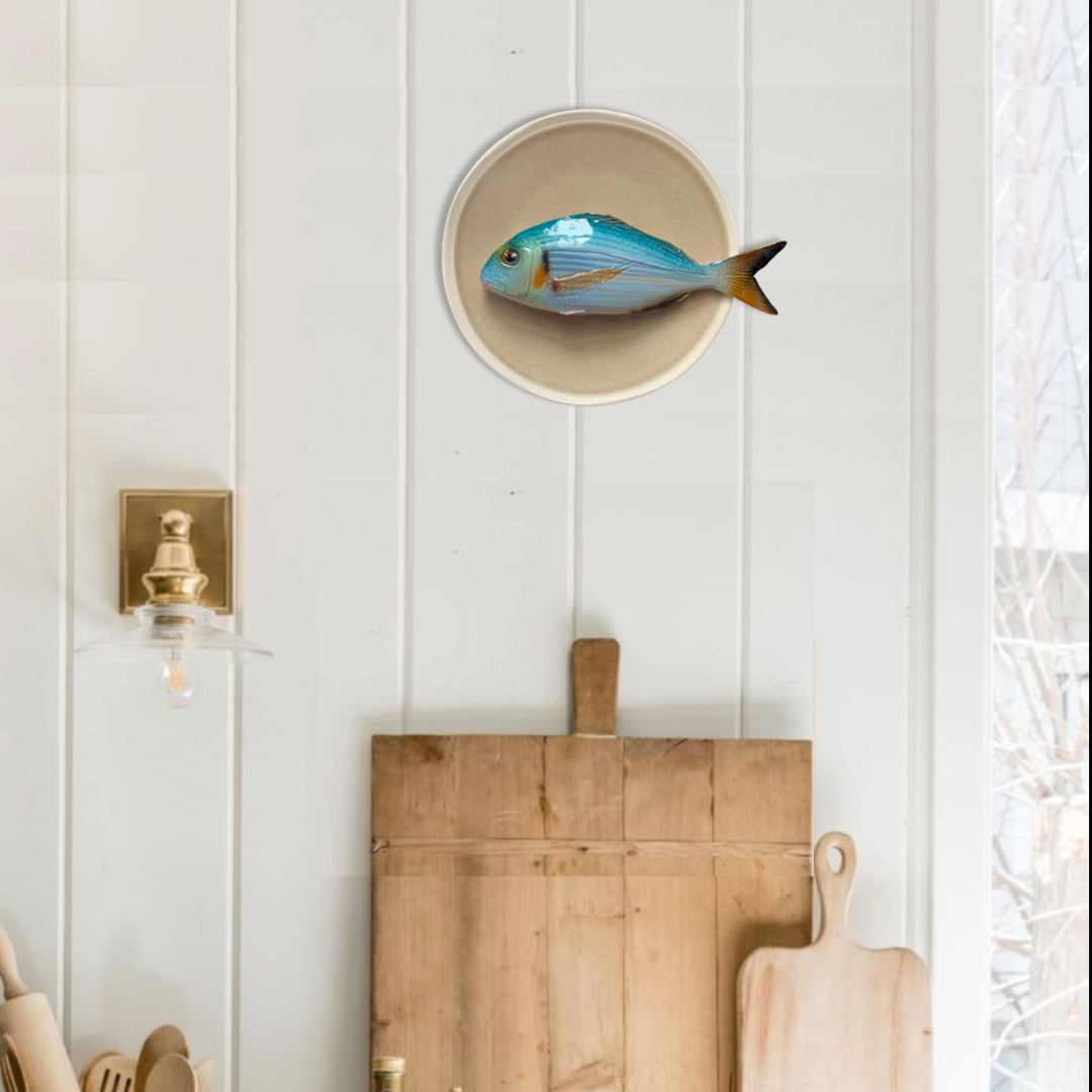 Orata medio op een zandkleur bord, 20cm rond