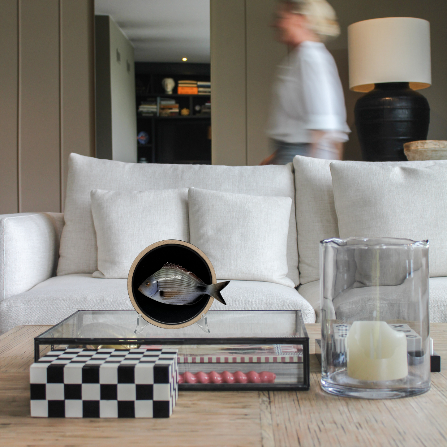 Sarago medio op mat zwart bord met lichte rand, 15cm rond