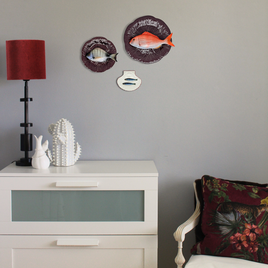 Pagro op een aubergine bladvormig bord, 27 cm