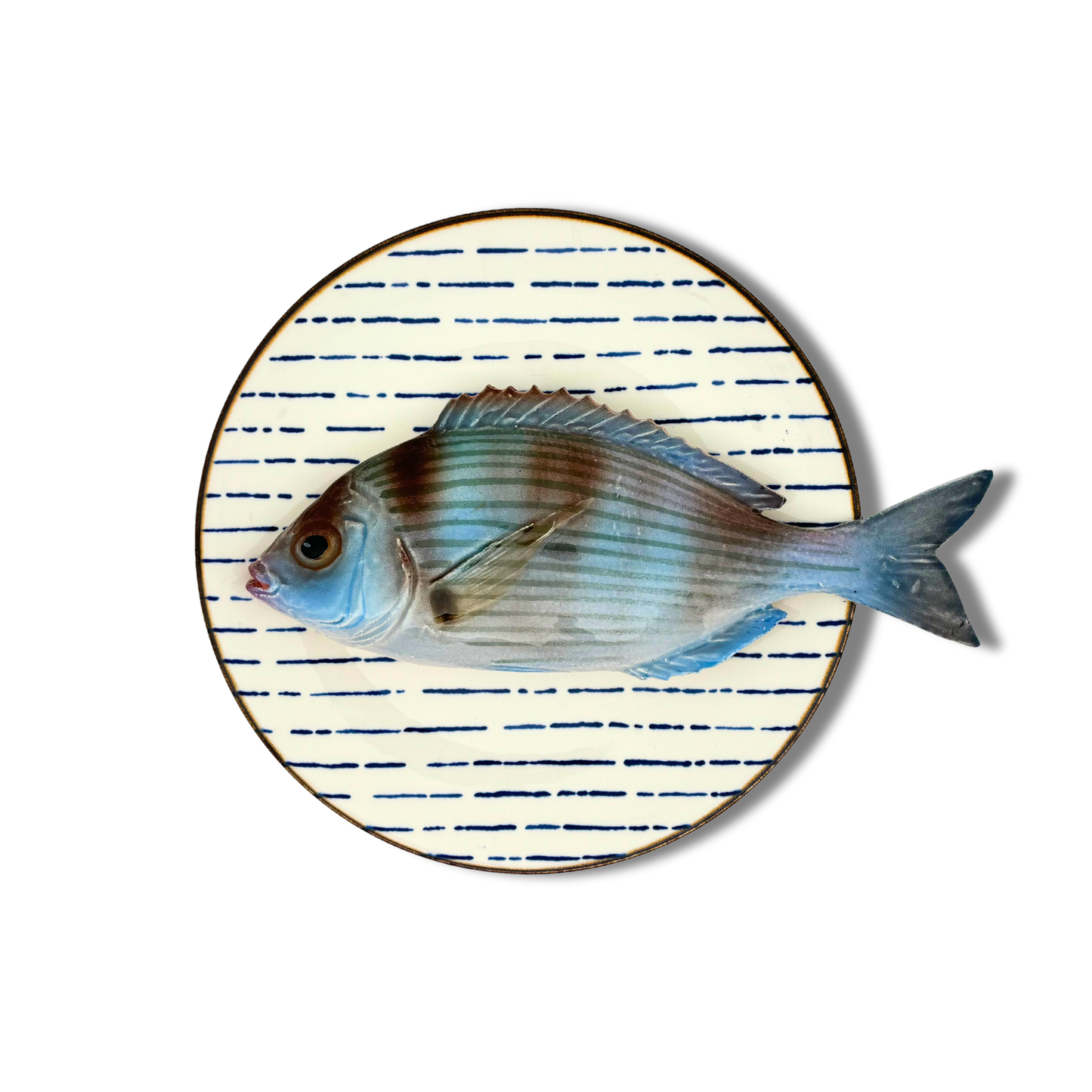 Tanuta op blauw gestreept bord, 22cm rond