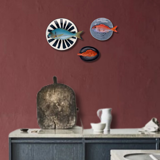 Orata medio op een wit bord met zwarte decoratieve strepen, 20cm.