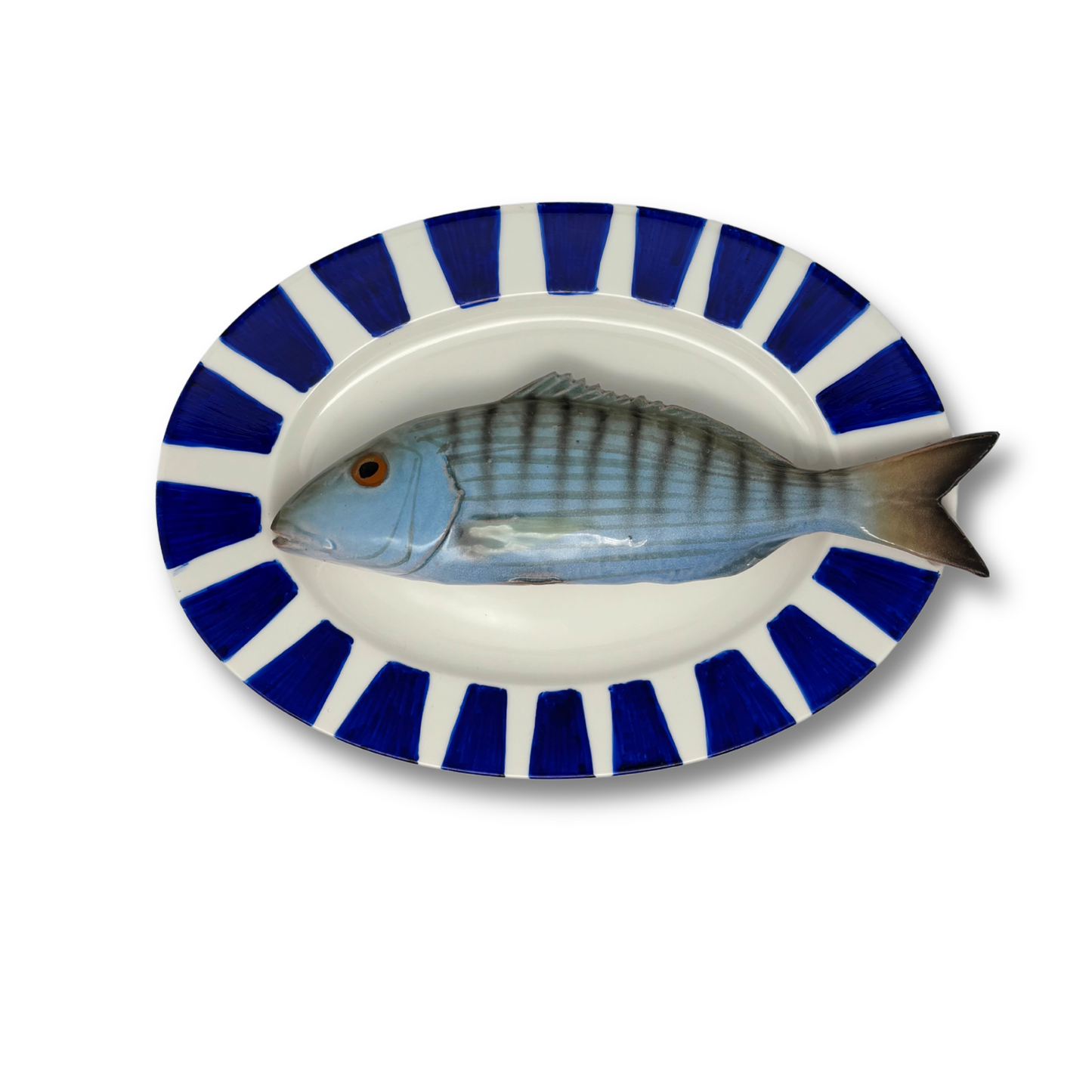 Marmora op ovaal wit bord met rand, 24X17cm