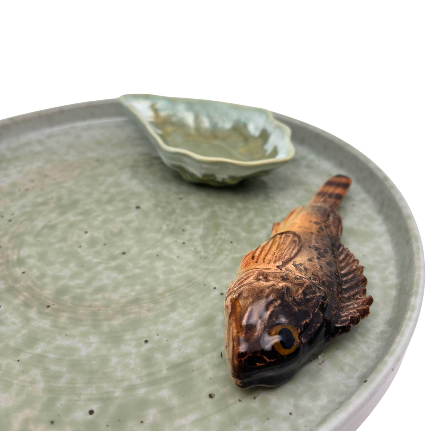 Scorfano marrone op een zeegroen borrelbord incl. dipbakje. 26 cm
