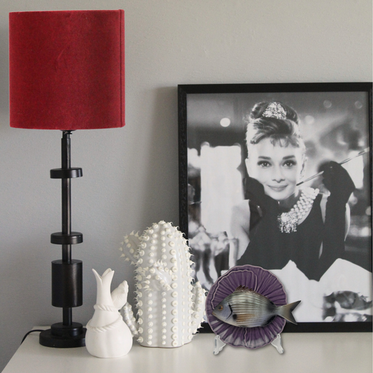 Sarago medio op een paars bladvormig bord, 16cm