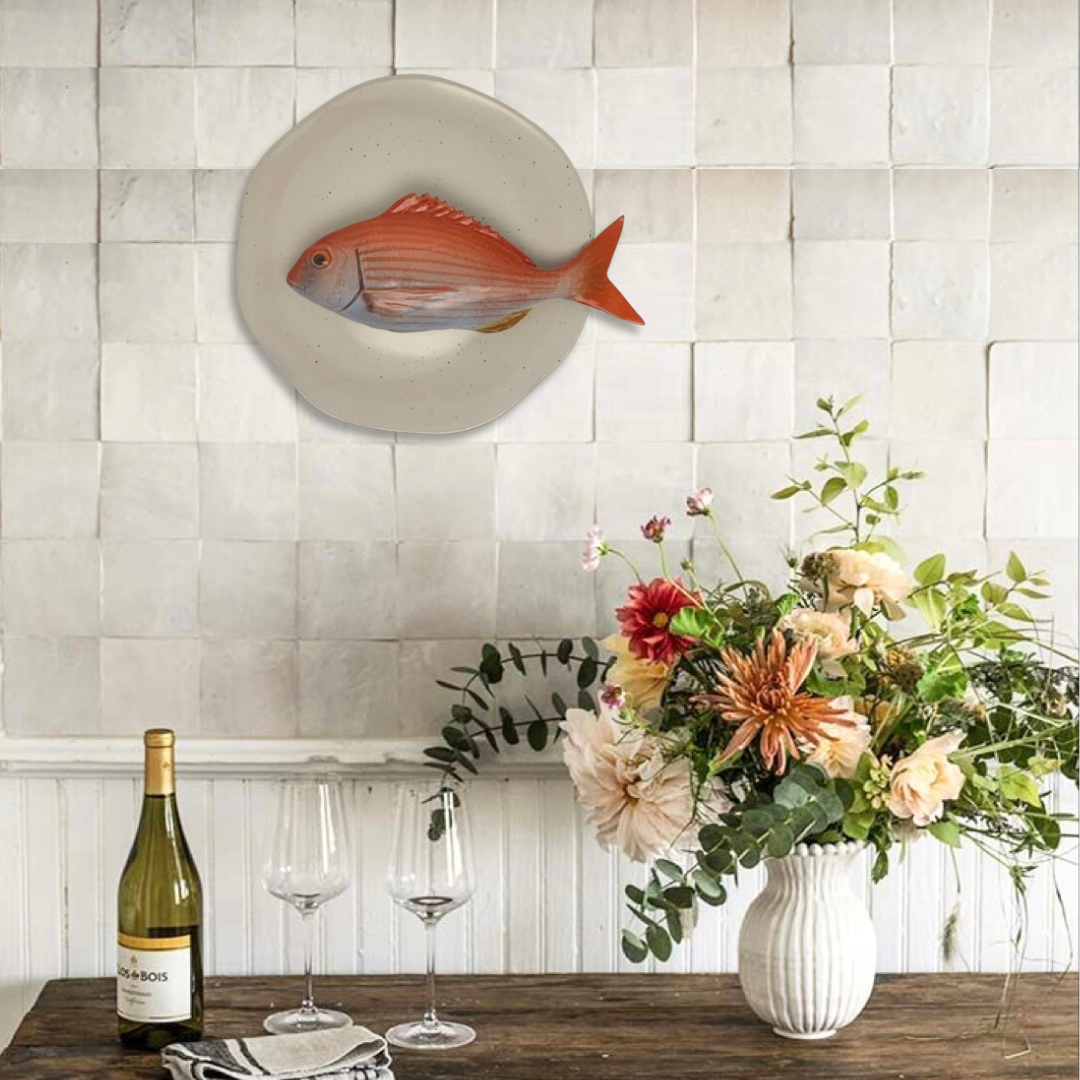 Pagro op kiezel/grijs hoekig bord, 26 cm