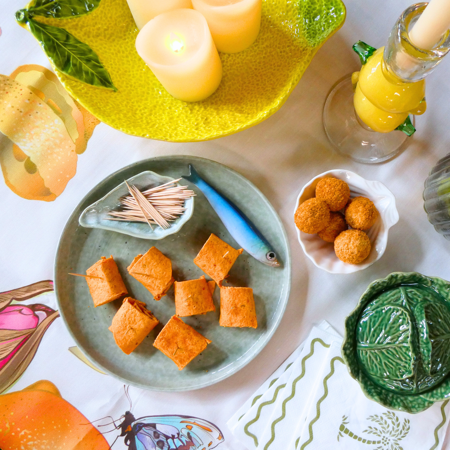 Sardine op een zeegroen borrelbord incl. dipbakje. 26 cm