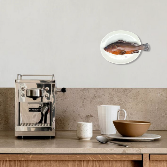 Cernia medio op een ovaal wit bord, 22X19 cm