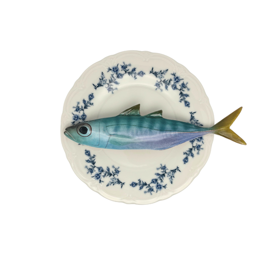 Makreel/sugarello op wit met blauwe details op decoratief bord, 21cm