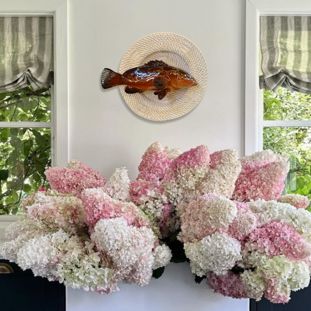 Cernia Multi Grande op een wit rotan bord, 27cm rond