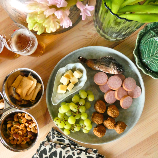 Scorfano marrone op een zeegroen borrelbord incl. dipbakje. 26 cm