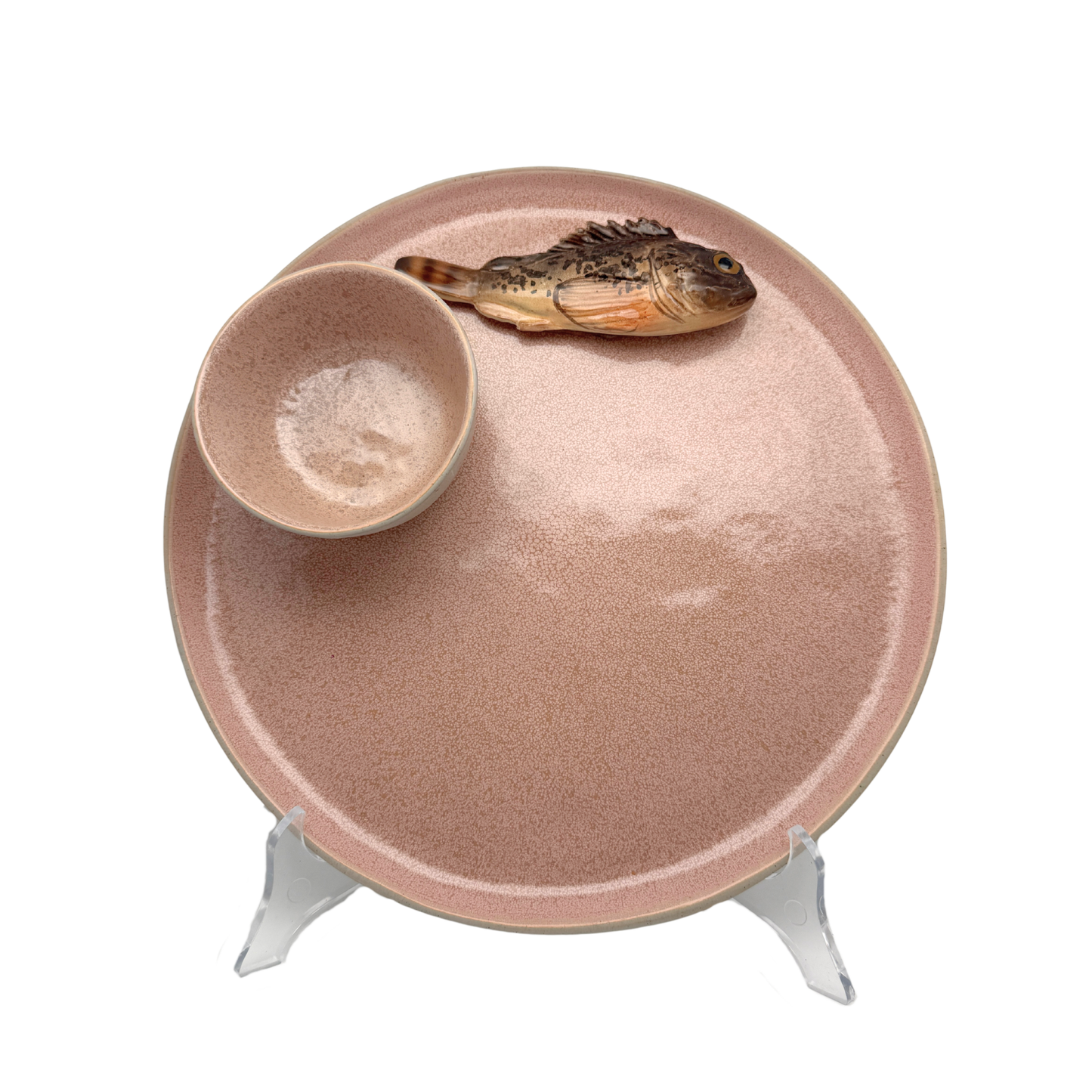 Scorfano marrone op een poederroze bewerkt borrelbord incl. dipschaaltje. 26 cm