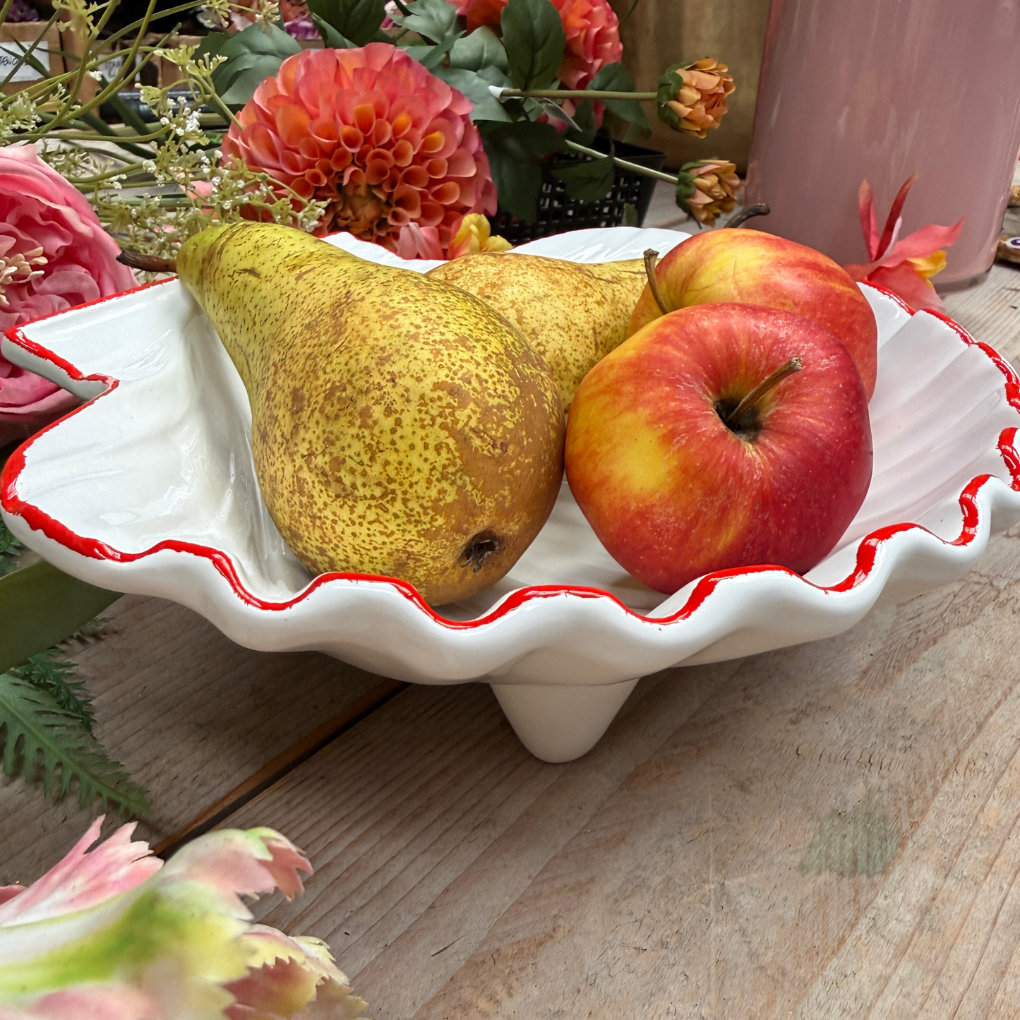 Decoratief keramiek Schelpenschaal wit met koraalrode rand, B25,5xD21xH6cm