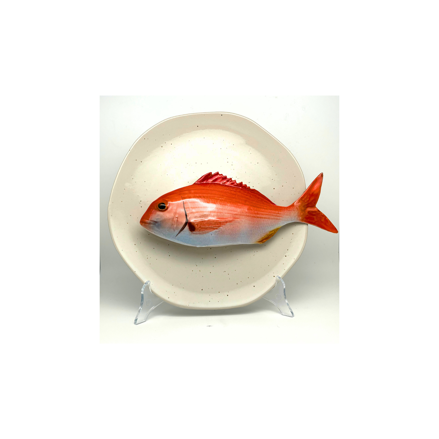Pagro op kiezel/grijs hoekig bord, 26 cm