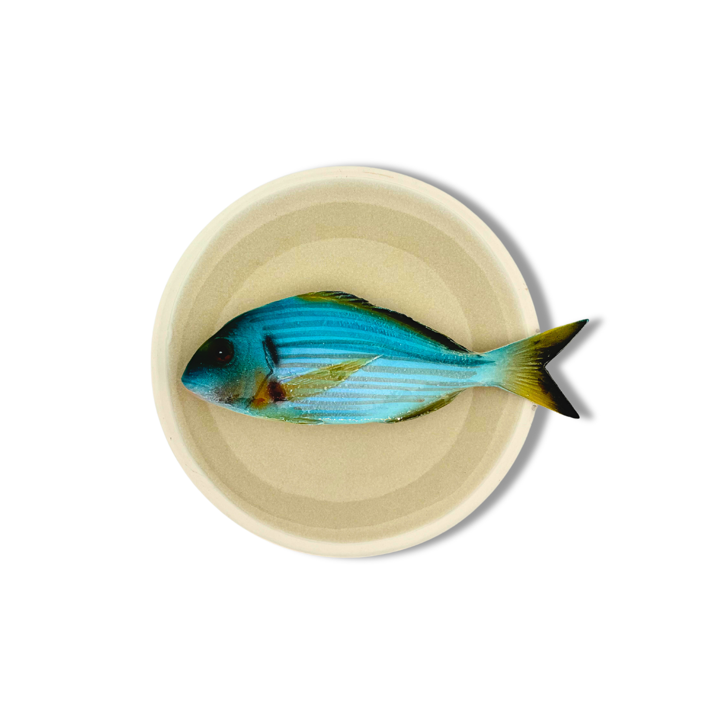 Orata medio op een zandkleur bord, 20cm rond
