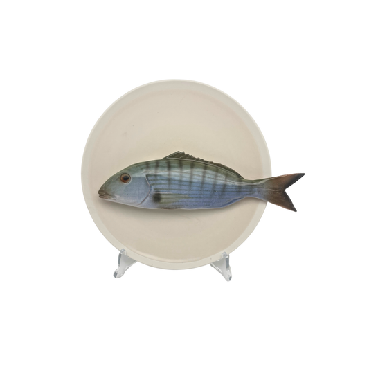 Marmora op een beige bord met lichte rand, 21 cm