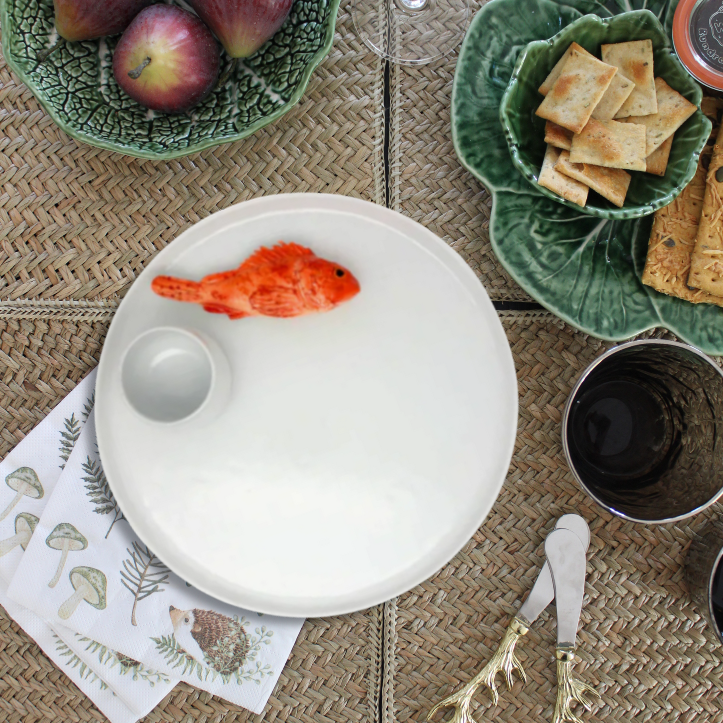 Serveer/borrelbord wit met scorfano en dipbakje, 27cm rond