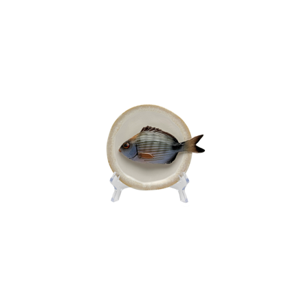 Sarago piccolo op champagne kleur bord met zandkleurige rand, 12 cm