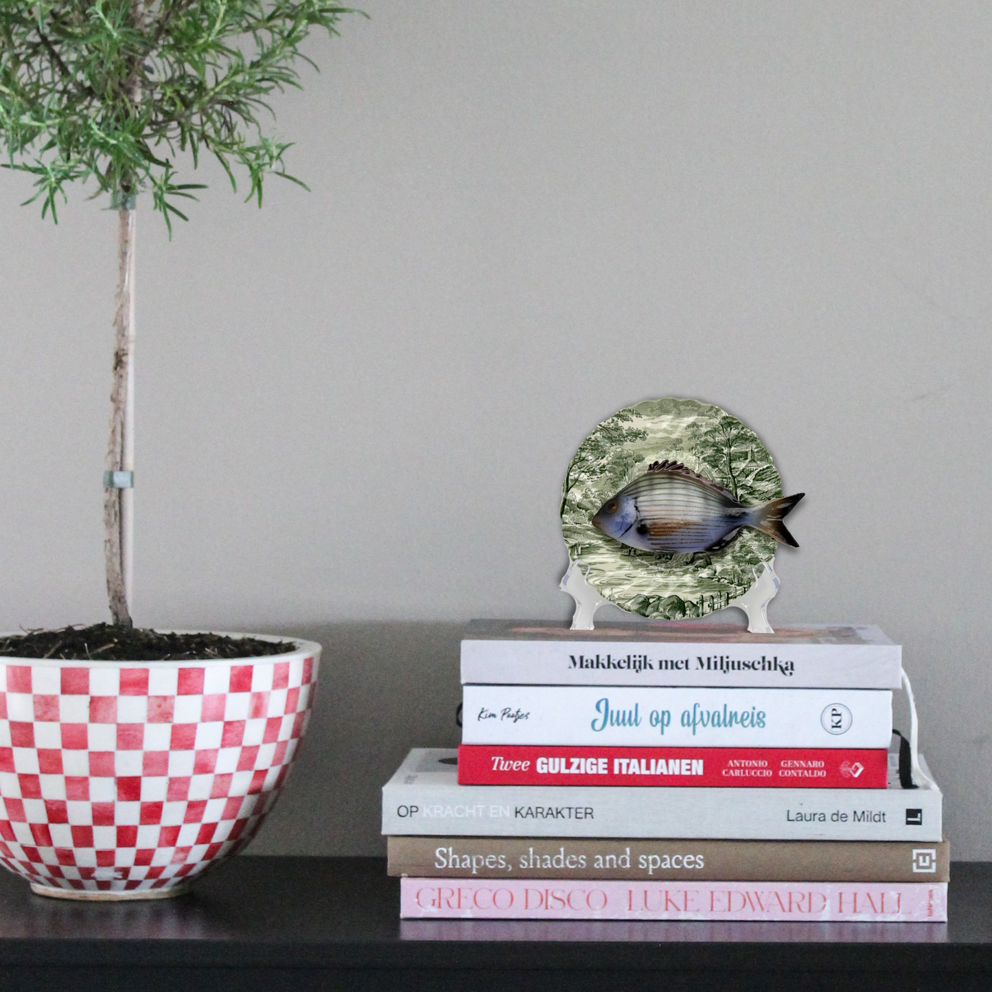 Sarago medio op groen vintage bord, 16 cm rond