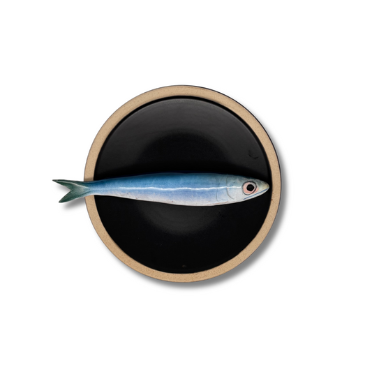 Sardine op zwart bordje met lichte rand, 15 cm rond