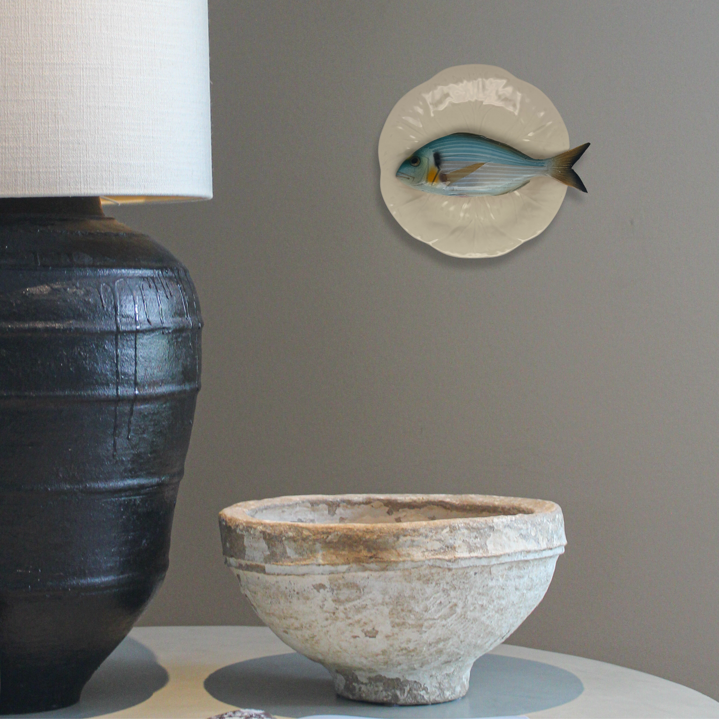 Orata op een crème/wit  bladvormig bord, 21cm