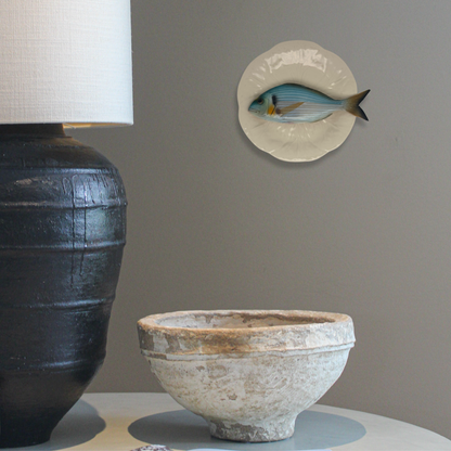 Orata op een crème/wit  bladvormig bord, 21cm