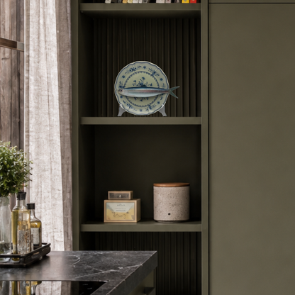 Alaccia/Haring op olijfgroen bord met blauwe decoratie 21 cm
