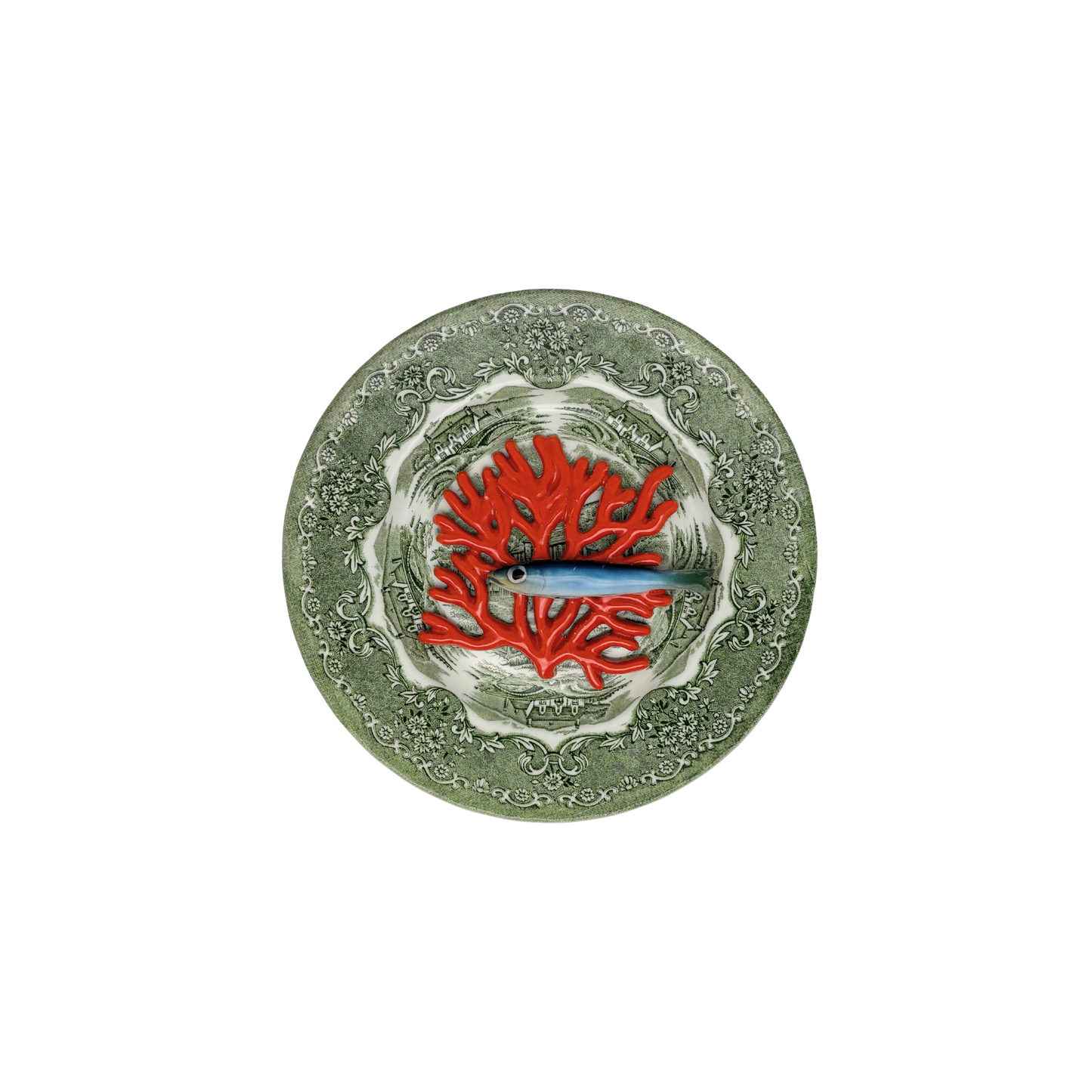 Koraal mini met sardientje op vintage groen bord, 20 cm rond