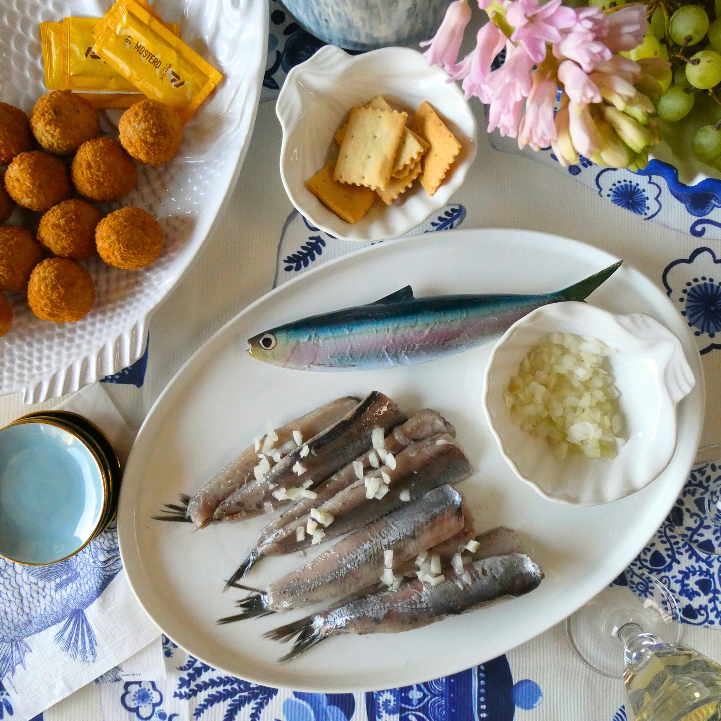 Haring/Alaccia Borrelbord met schelp dipbakje - Ovaal wit serveerbord 38x27cm