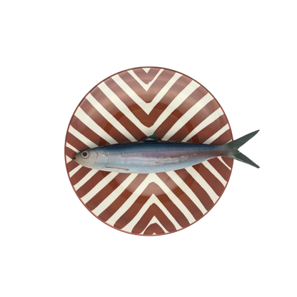 Alaccia/Haring op een roestbruin strepen bord, 22cm rond