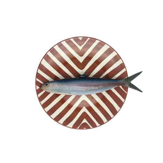 Alaccia/Haring op een roestbruin strepen bord, 22cm rond