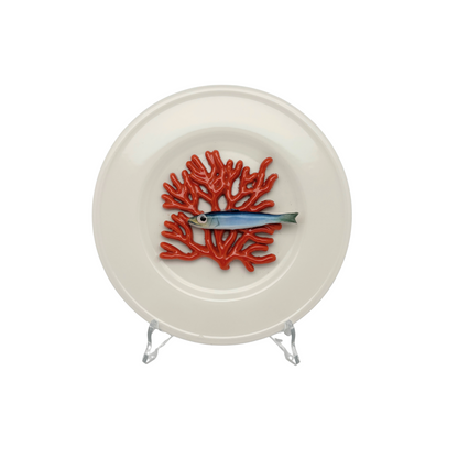 Koraal piccolo met sardientje op wit bord, 21 cm rond.