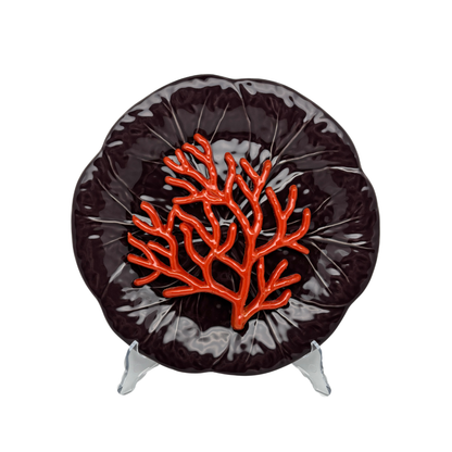 Koraal medio op een aubergine bladvormig bord, 27 cm