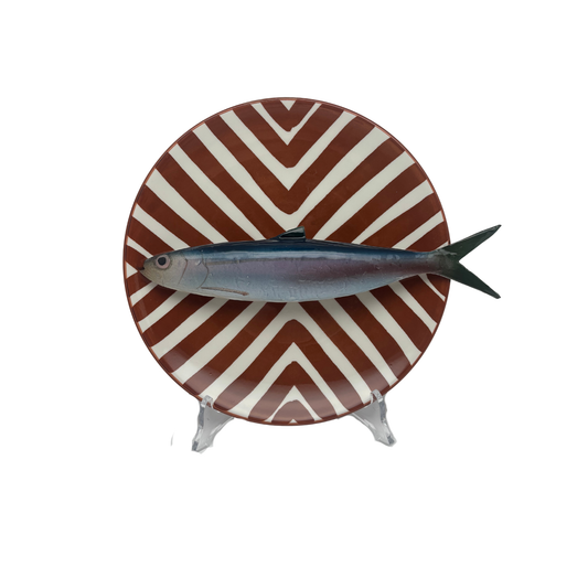 Alaccia/Haring op een roestbruin strepen bord, 22cm rond