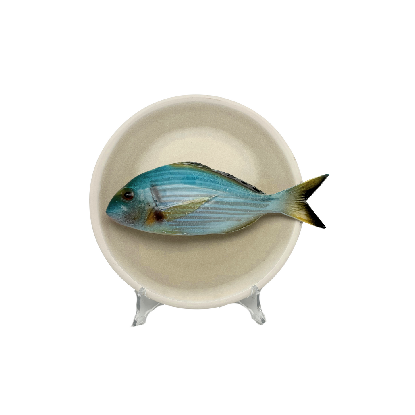 Orata medio op een zandkleur bord, 20cm rond