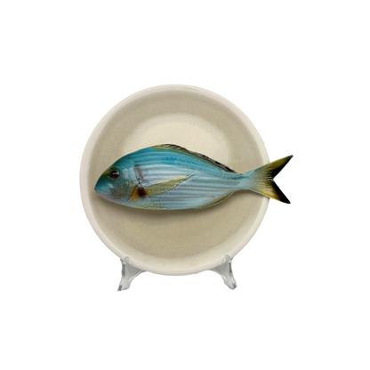 Orata medio op een zandkleur bord, 20cm rond